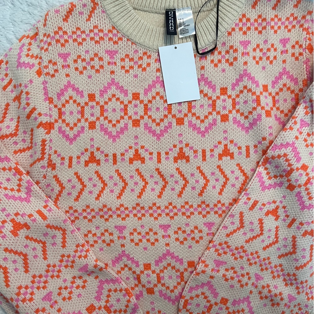 Women’s small cream sweater. Brand new with tags from H&M.